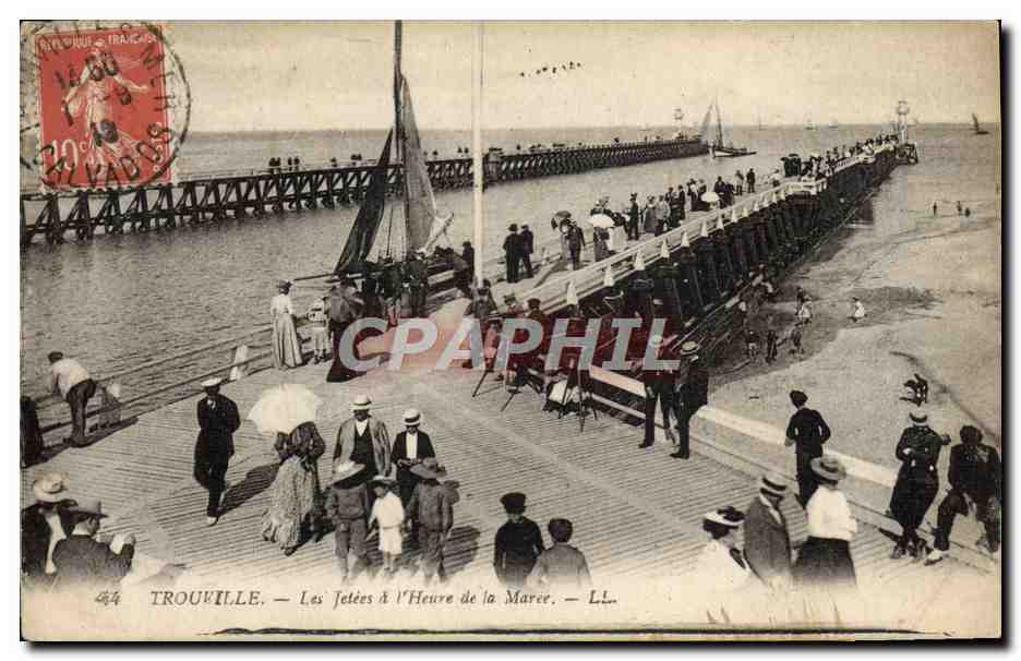 CPA Trouville les jetees a l'heure de la maree Bateau