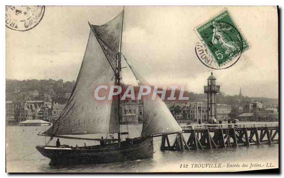CPA Trouville Entree des jetees Bateau