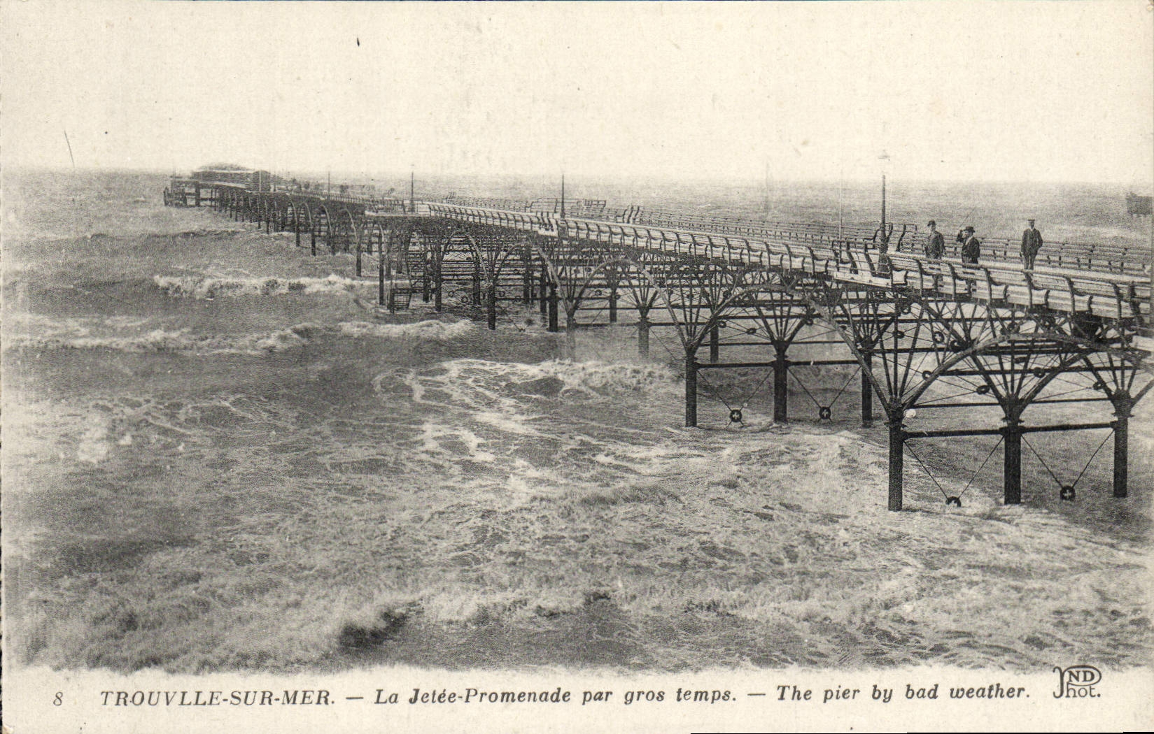 CPA Trouvlle sur mer la jetee promenade par gros temps