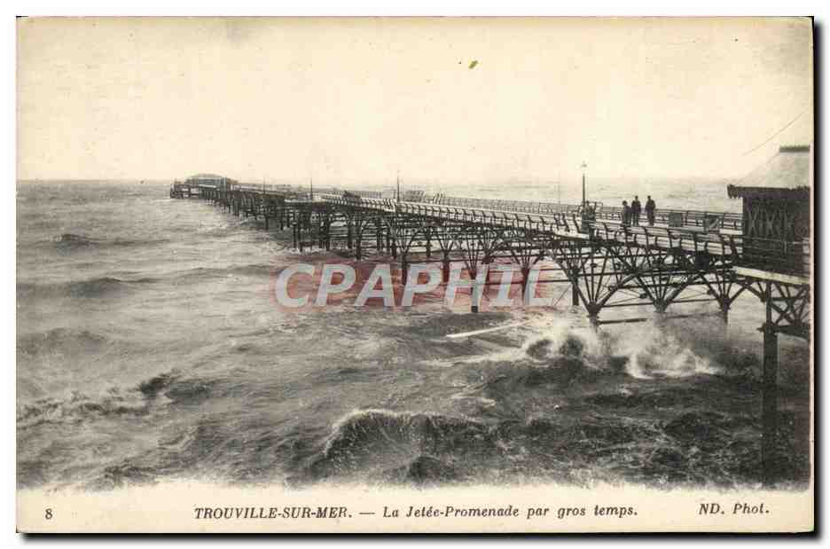 CPA Trouville sur mer la jetee promenade par gros temps