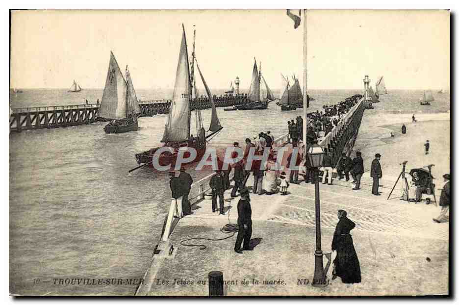 CPA Trouville sur mer Les jetees au moment de la maree Bateaux