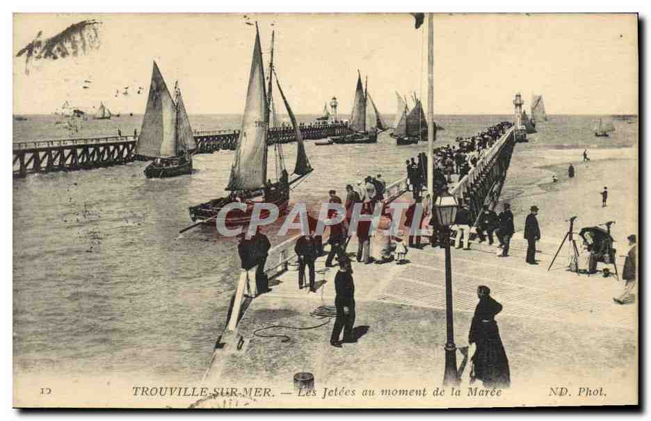CPA Trouville sur mer Les jetees au moment de la maree Bateaux