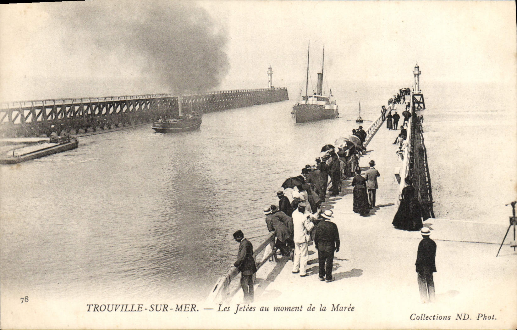 CPA Trouville sur mer Les jetees au moment de la maree Bateaux