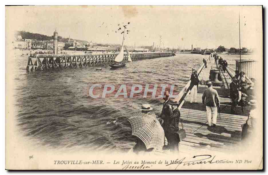 CPA Trouville sur mer Les jetees au moment de la maree Bateau