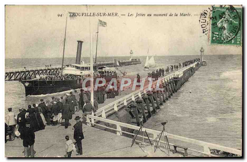 CPA Trouville sur mer Les jetees au moment de la maree Bateau