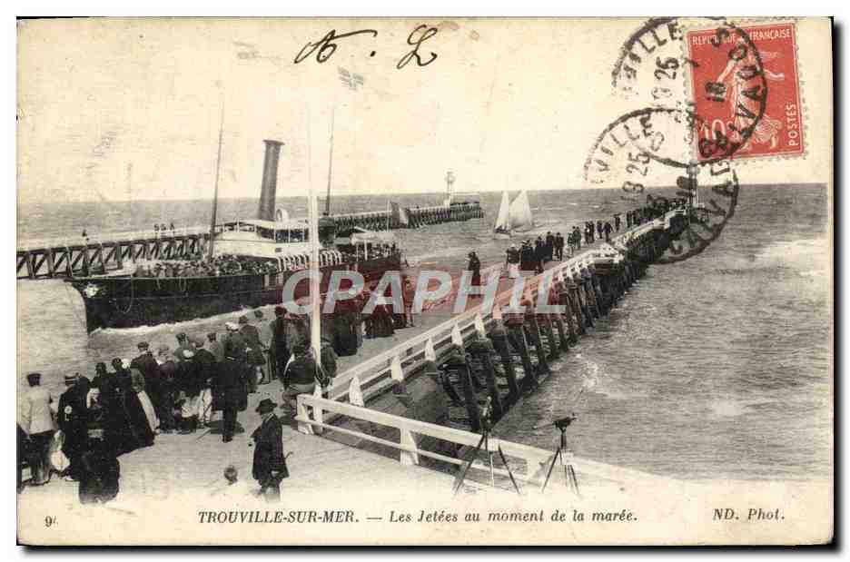 CPA Trouville sur mer Les jetees au moment de la maree Bateau