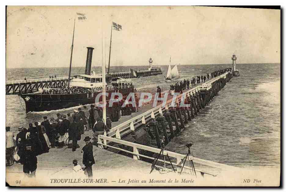 CPA Trouville sur mer Les jetees au moment de la maree Bateaux