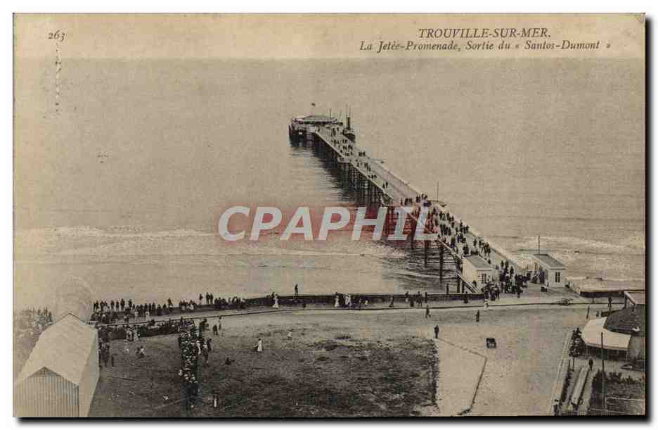 CPA Trouville sur mer La jetee promanade Sortie du Santos Dumont