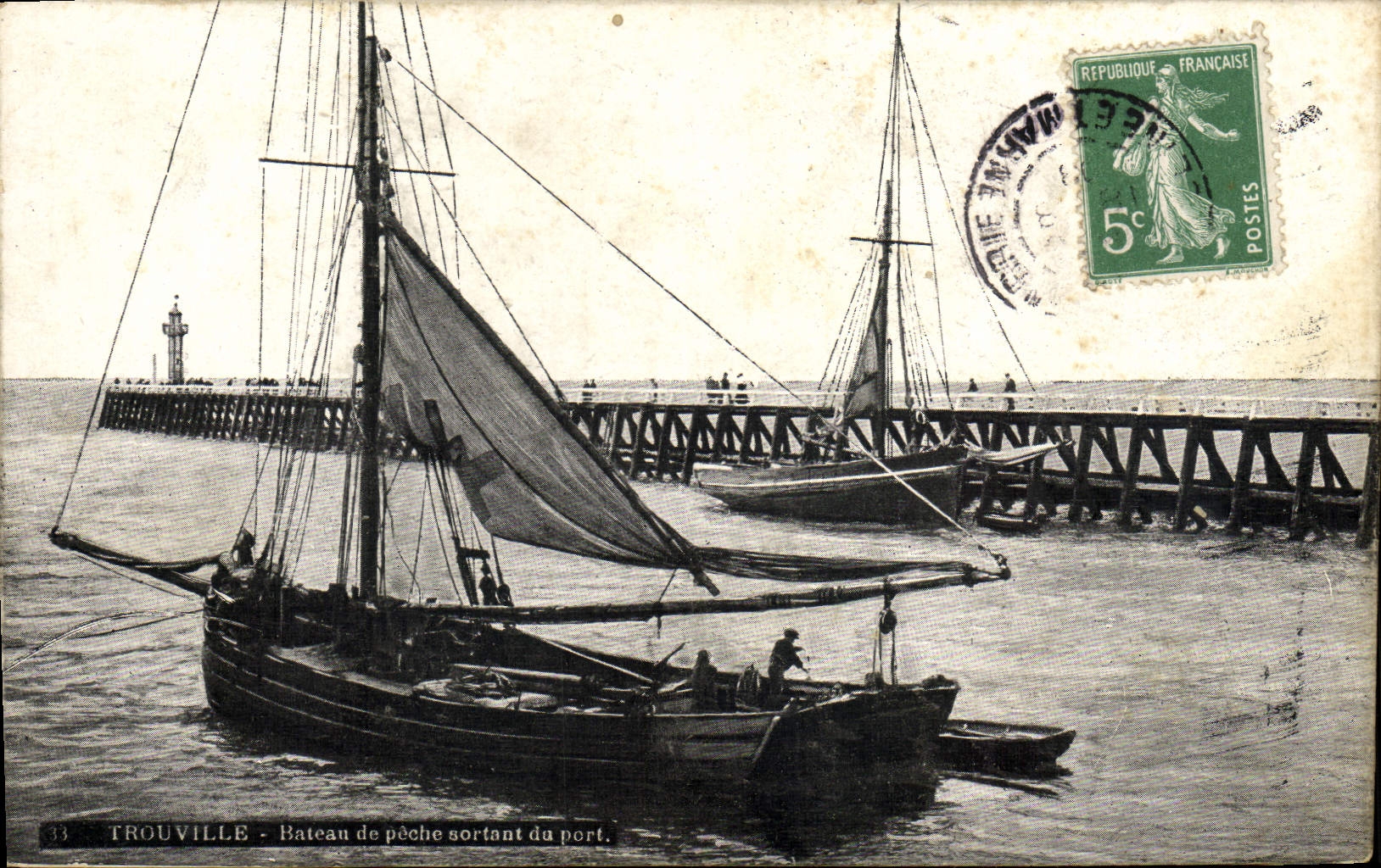 CPA Trouville Bateau de peche sortant du port