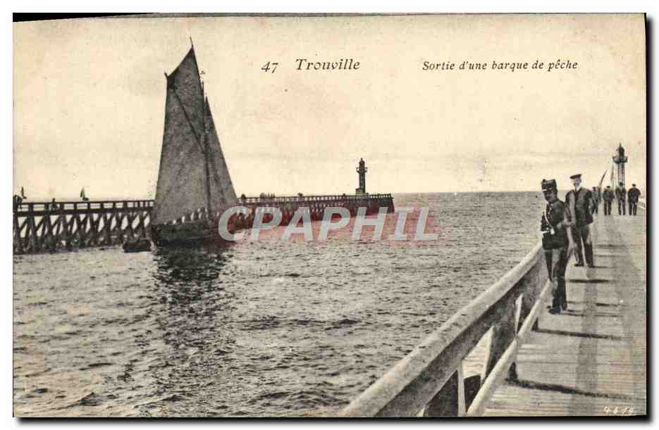 CPA Trouville sortie d'une barque de peche Bateau