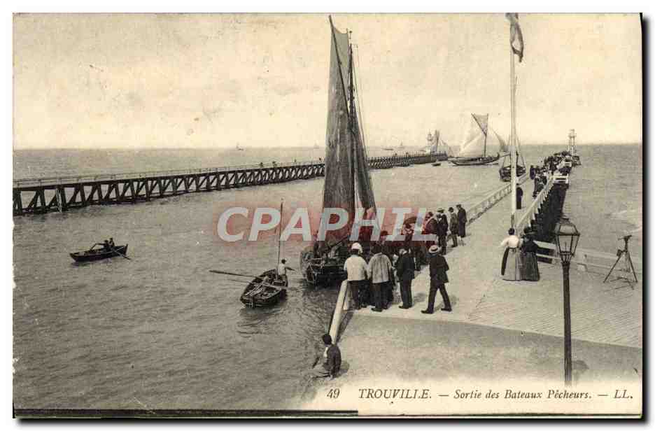 CPA Trouville sortie des bateaux pecheurs Peche Bateau