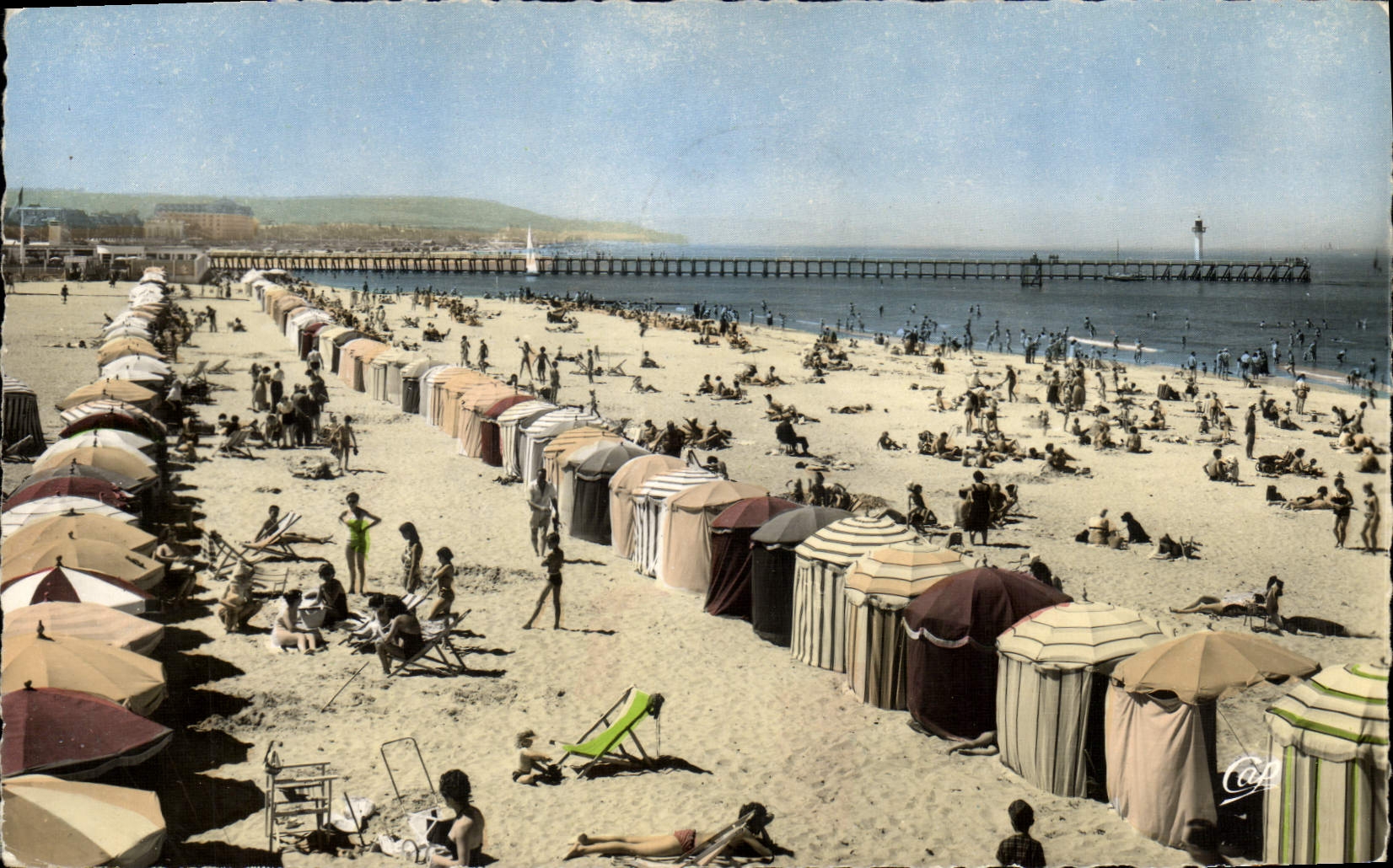 CPM Trouville la reine des plage la plage
