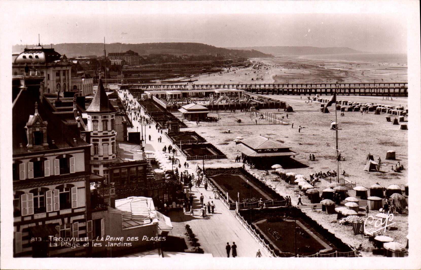 CPM Trouville la reine des plage la plage et les jardins