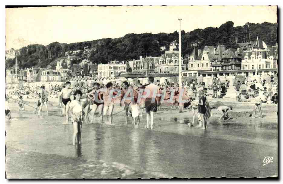 CPA Trouville la reine des plage scenes de plage a maree haute