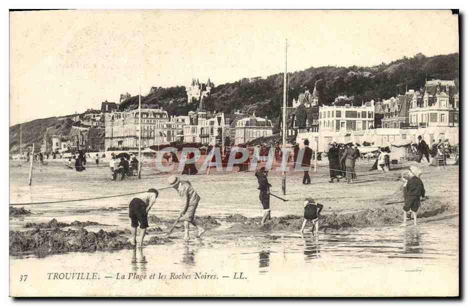 CPA Trouville La plage et les roches noires Enfants