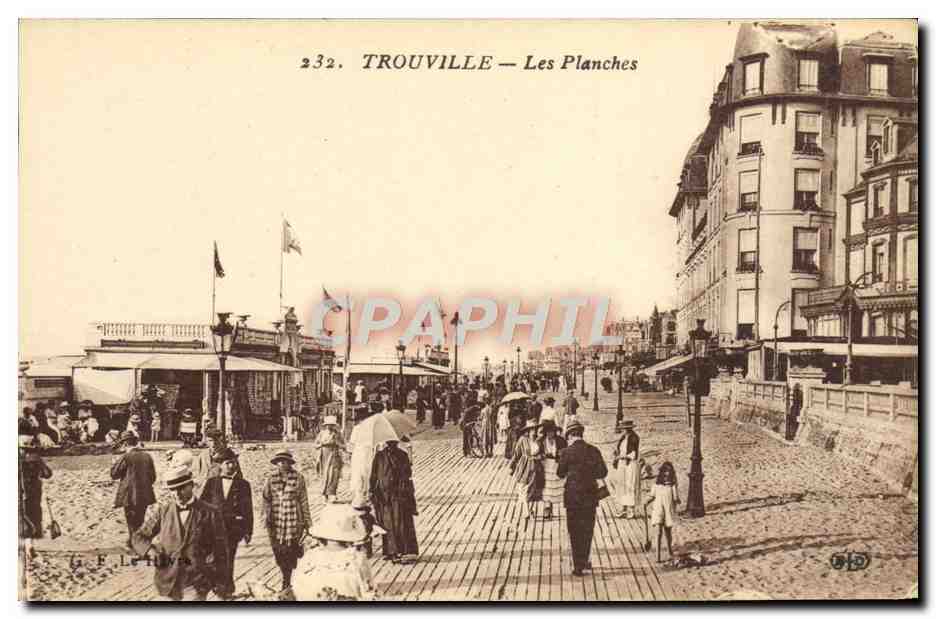 CPA Trouville Les planches