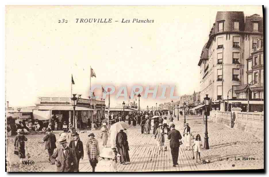 CPA Trouville Les planches