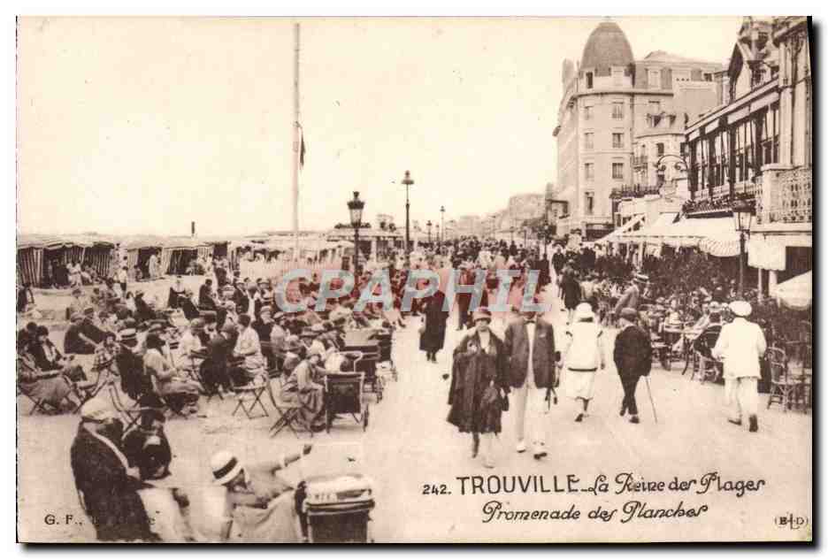 CPA Trouville La reine des plages promenade des planches