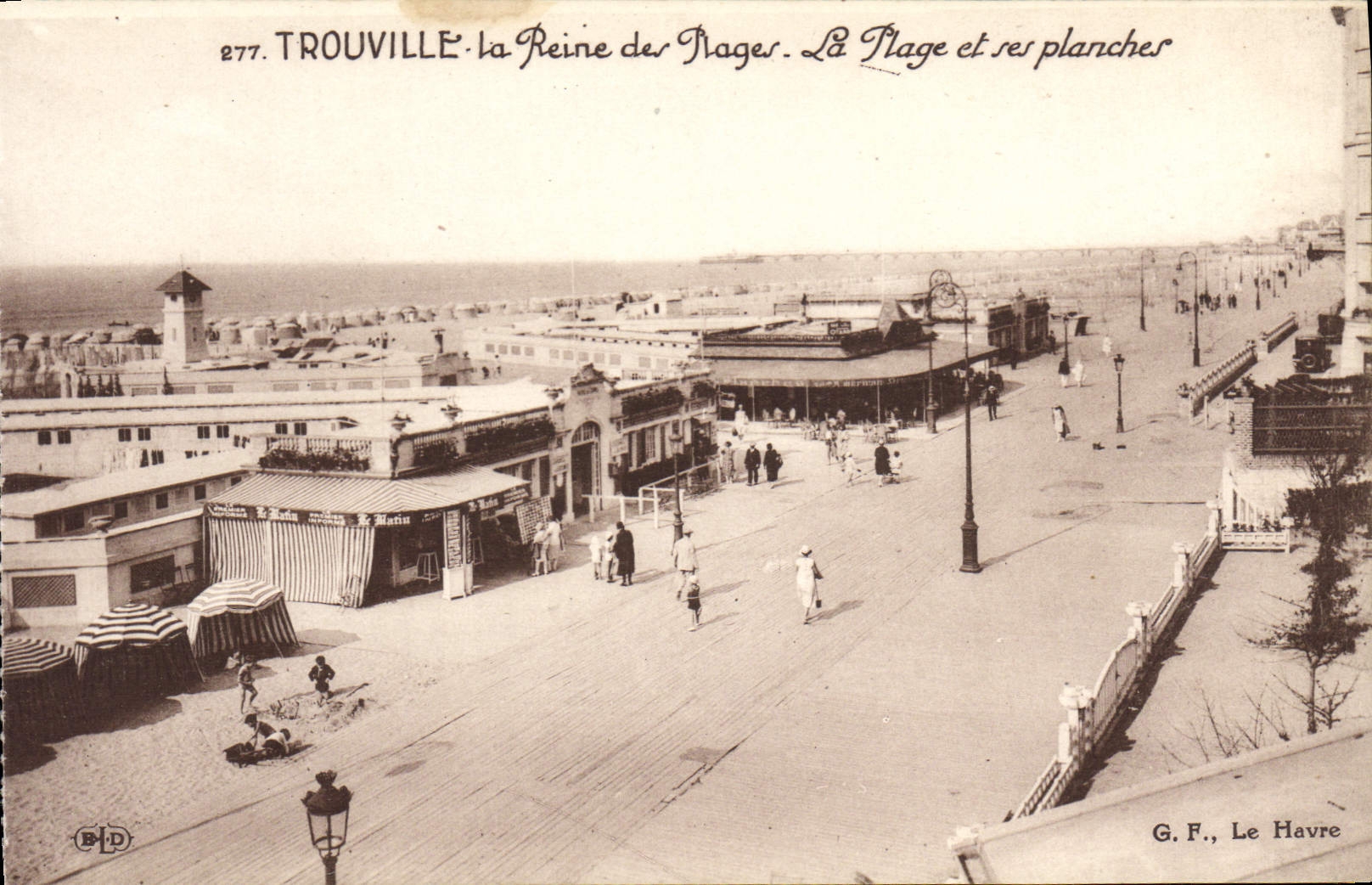 CPA Trouville La reine des plages La plage et ses planches