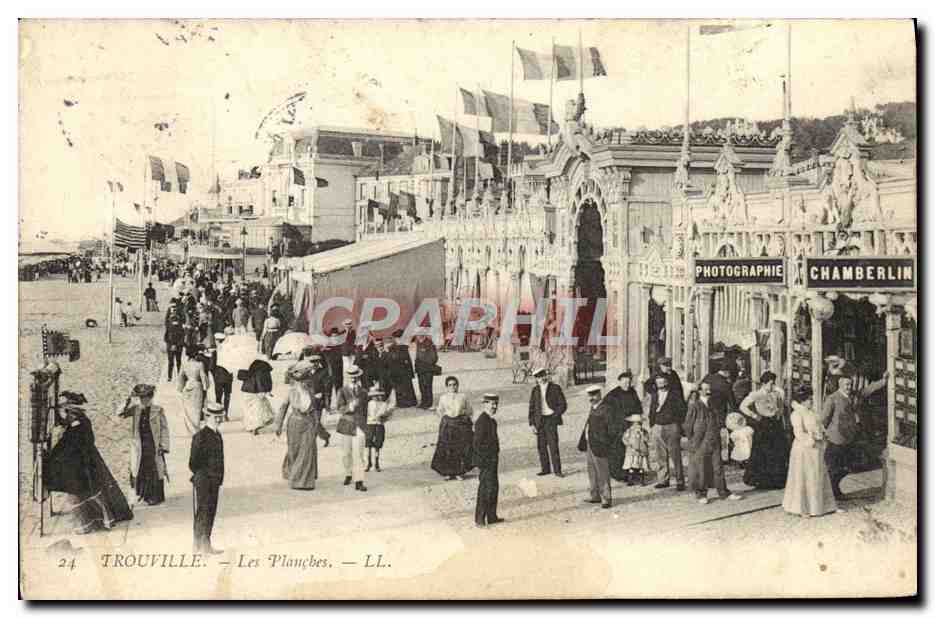 CPA Trouville Les planches