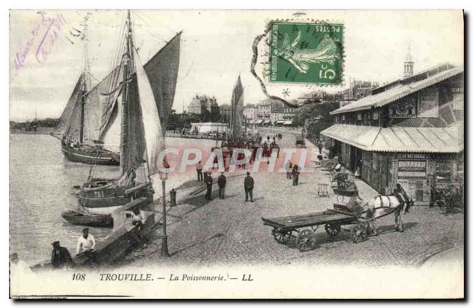 CPA Trouville La poissonnerie Bateau