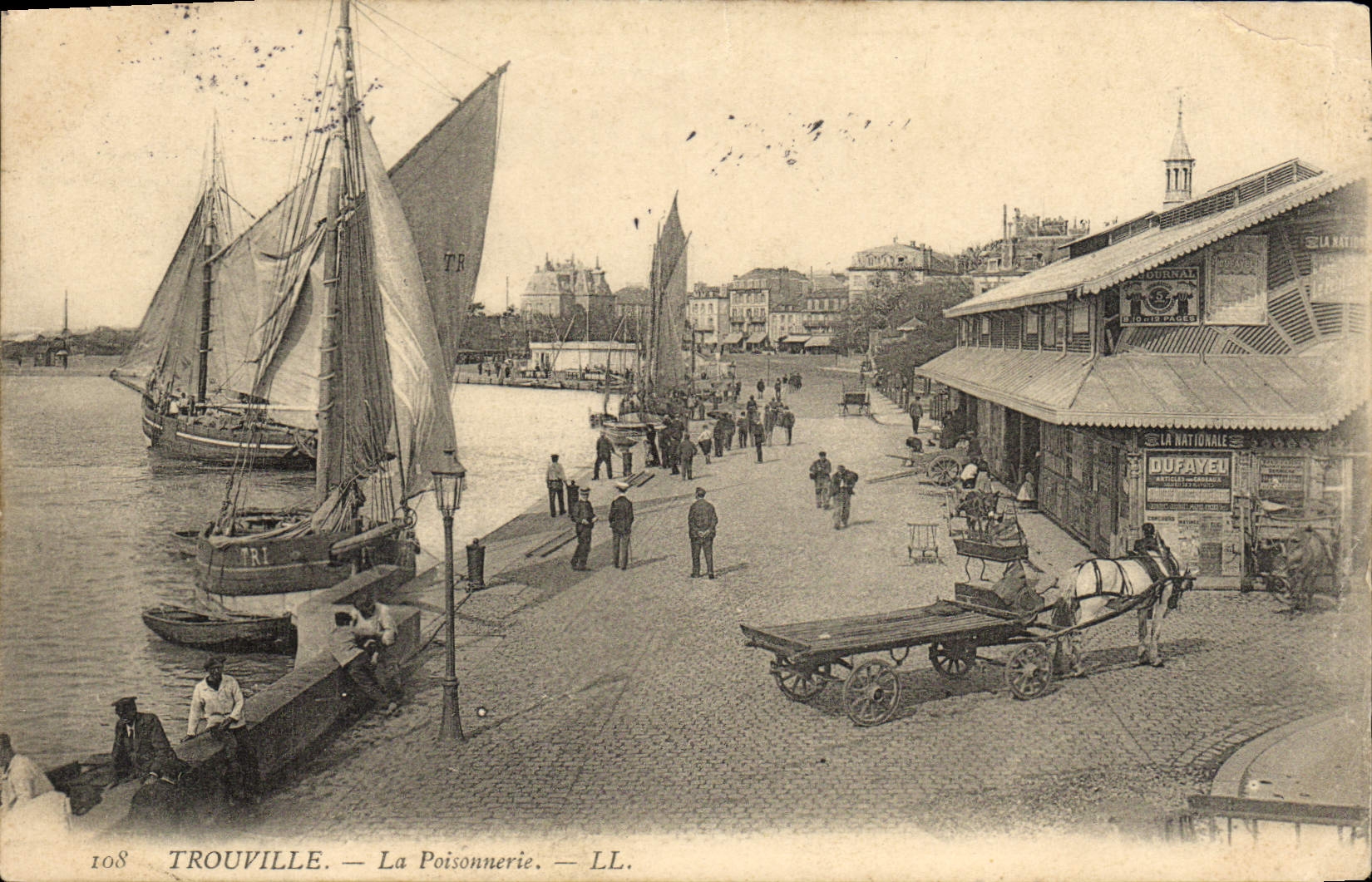 CPA Trouville La poissonnerie Bateau