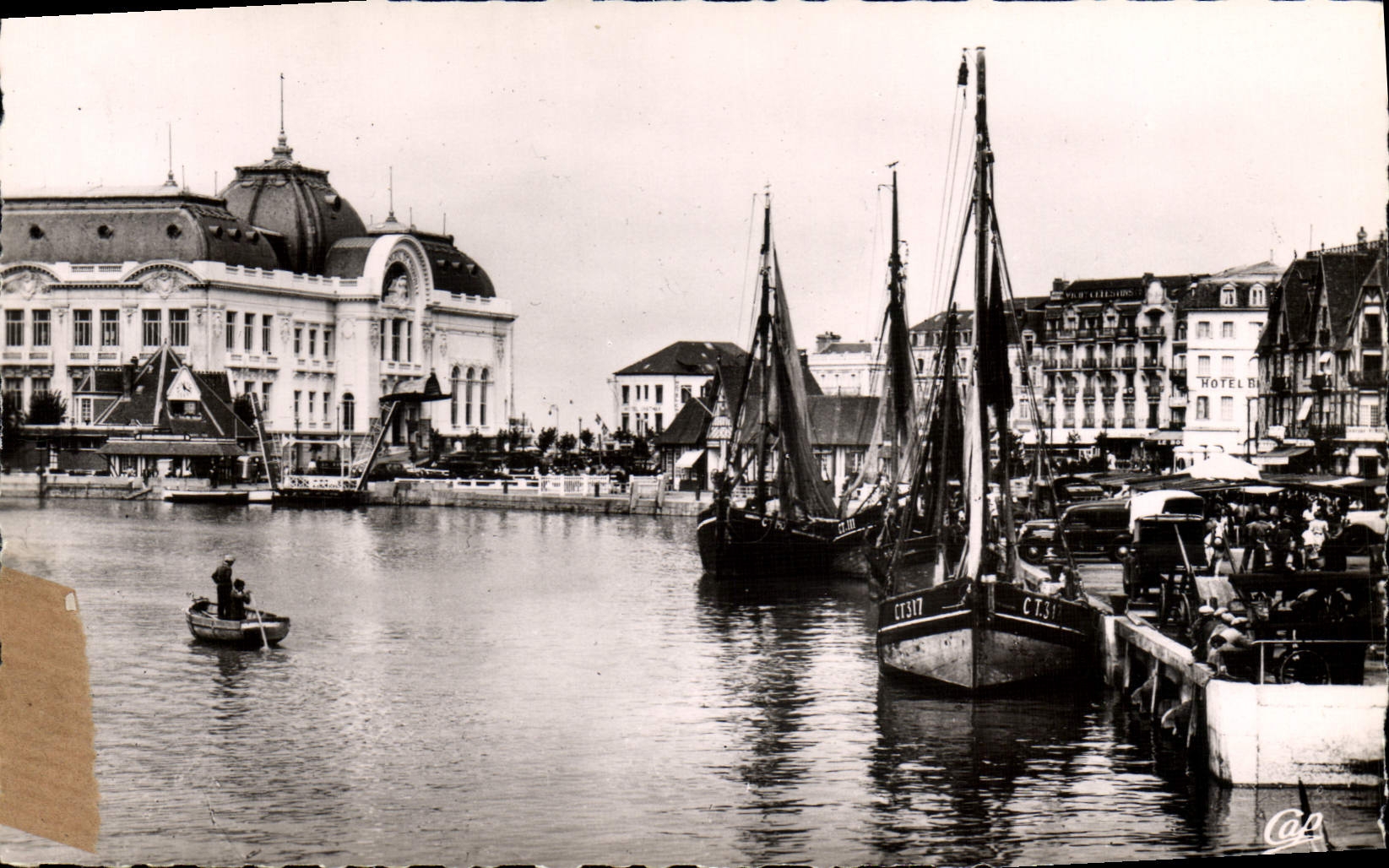 CPM Trouville La reine des plages le port et le casino Bateaux 