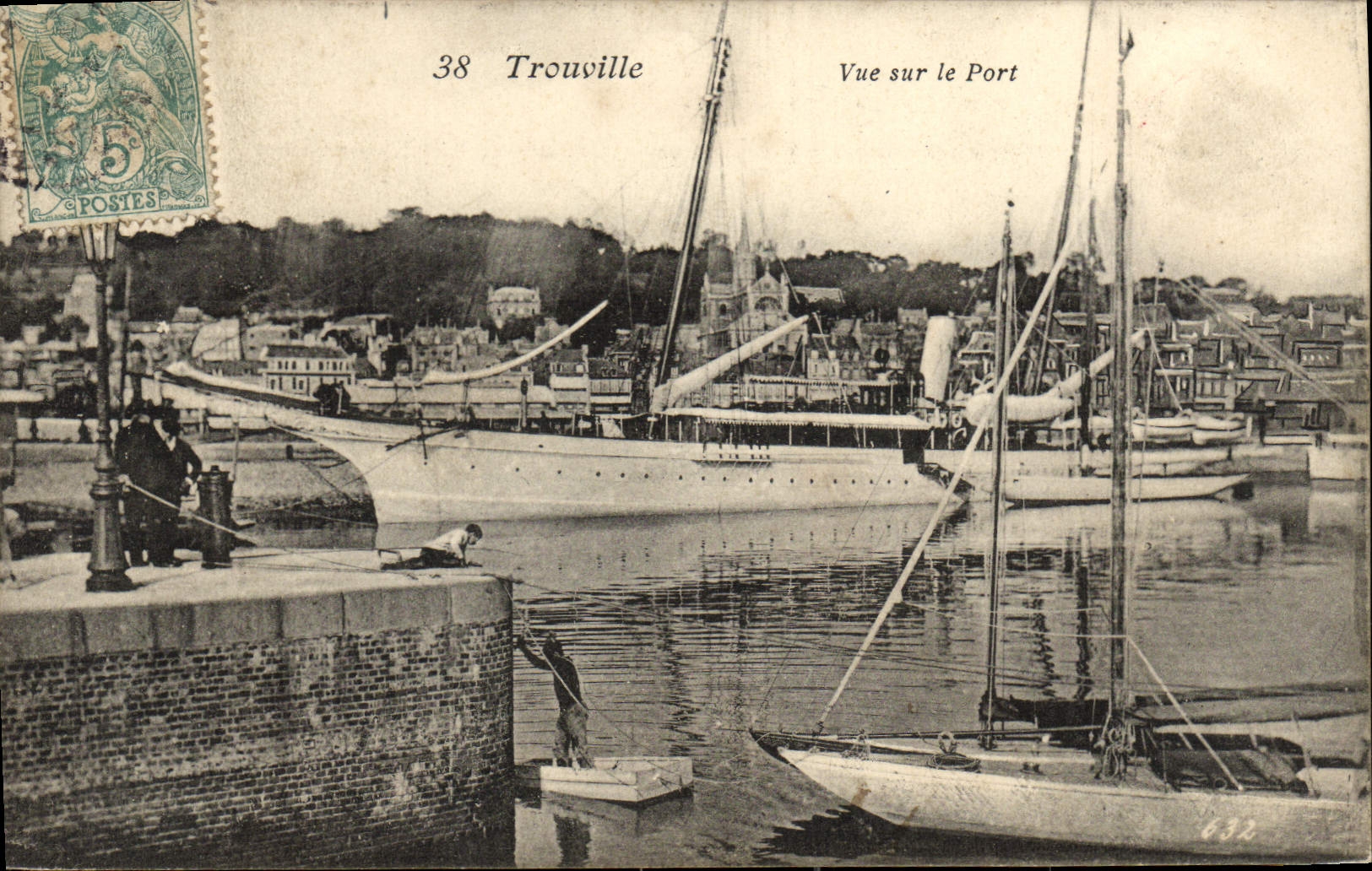 CPA Trouville Vue sur le port Bateaux