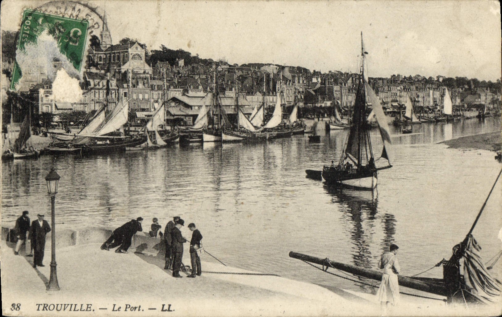 CPA Trouville Le port Bateaux