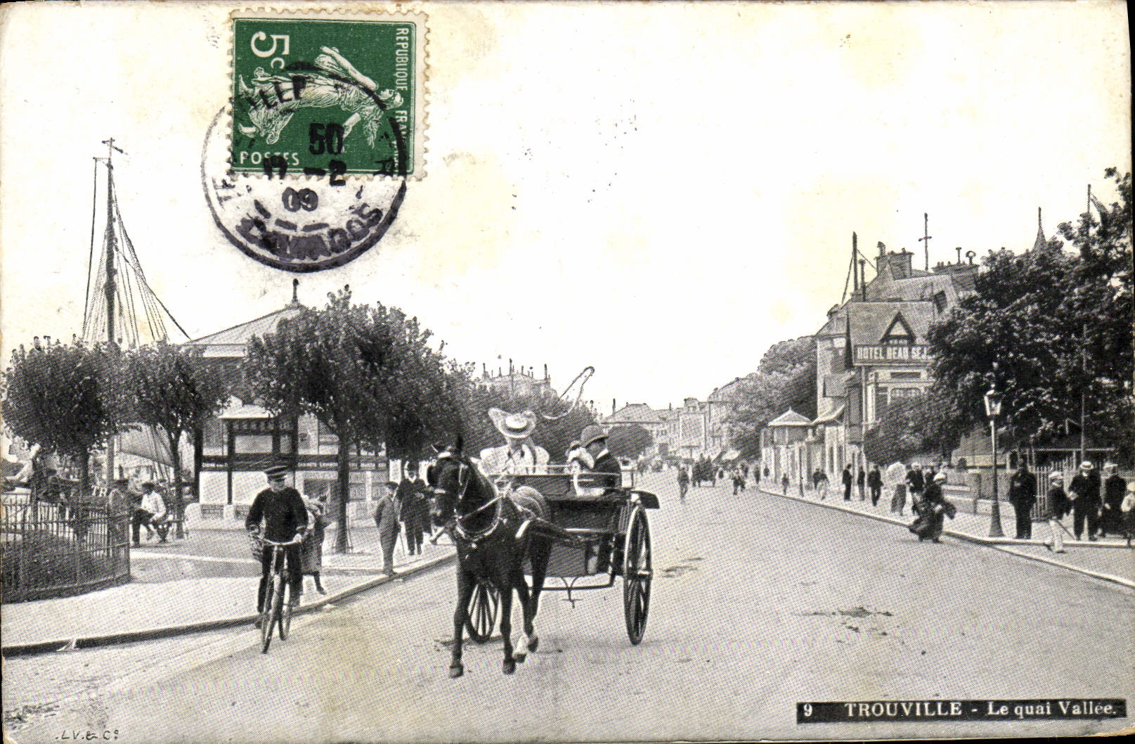 Trouville - Le quai Vallée — vue animée avec calèche et cycliste — éditeur L.V.E.C.S. n°9