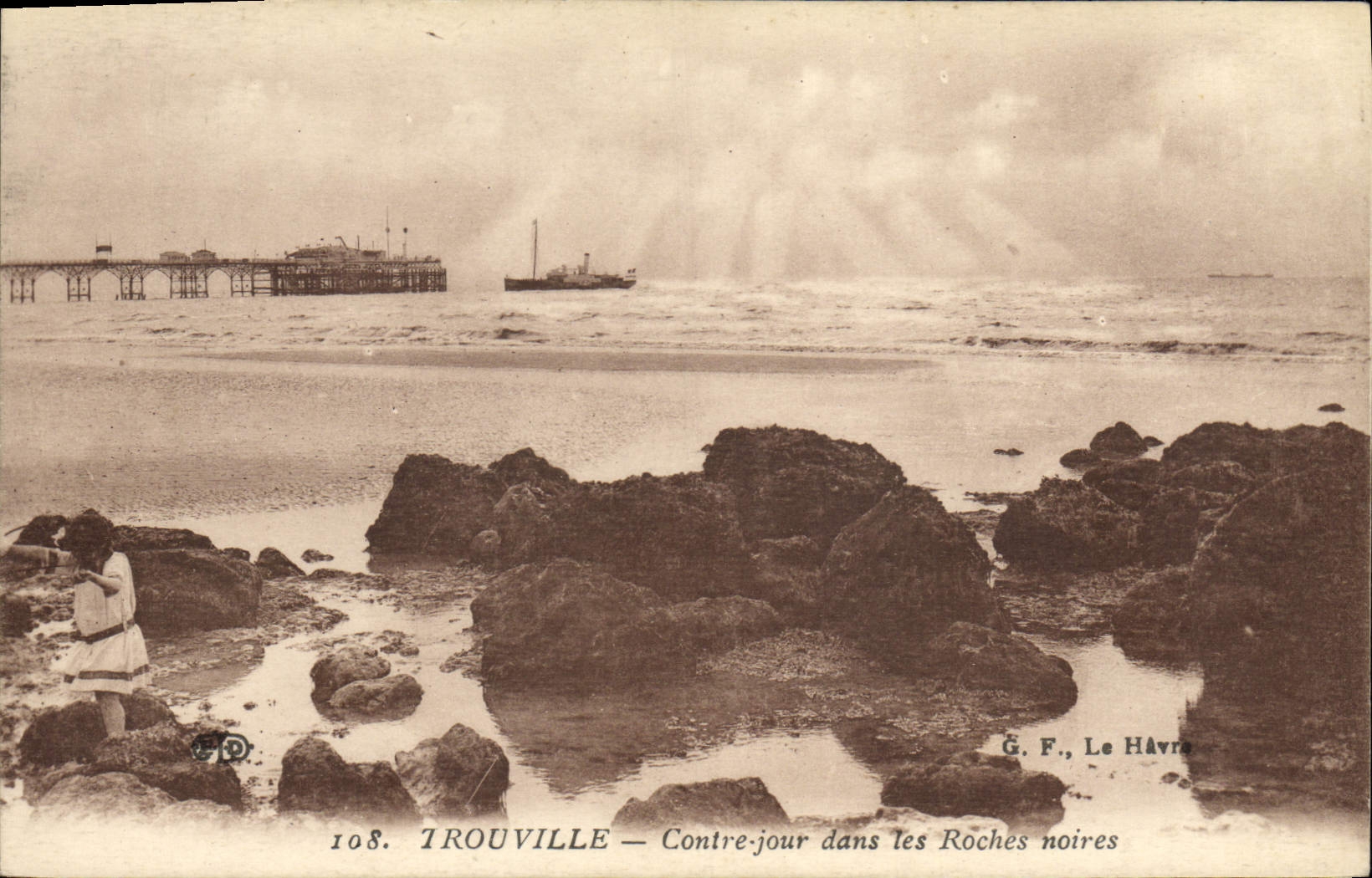 CPA Trouville Contre jour dans les roches noires