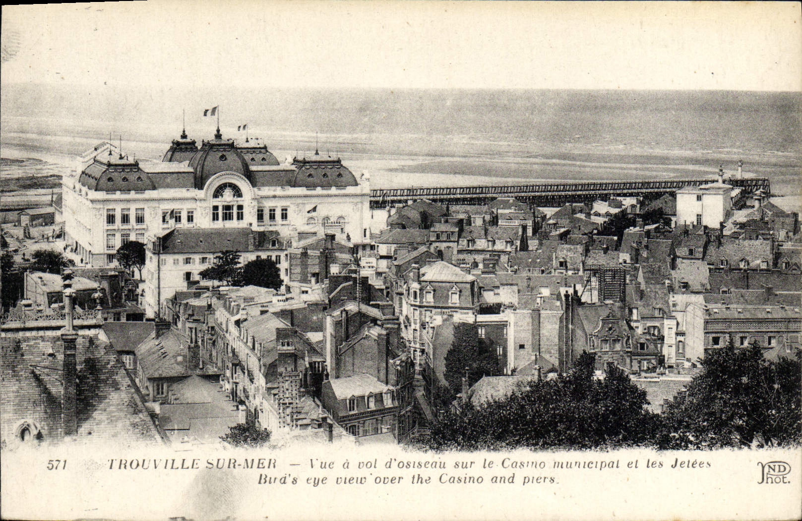 TROUVILLE SUR-MER — Vue à vol d’oiseau sur le Casino municipal et les Jetées — NDHOT, n° 571