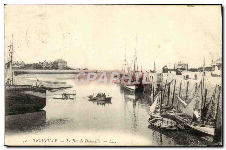 CPA Trouville Le bac de Deauville Bateaux