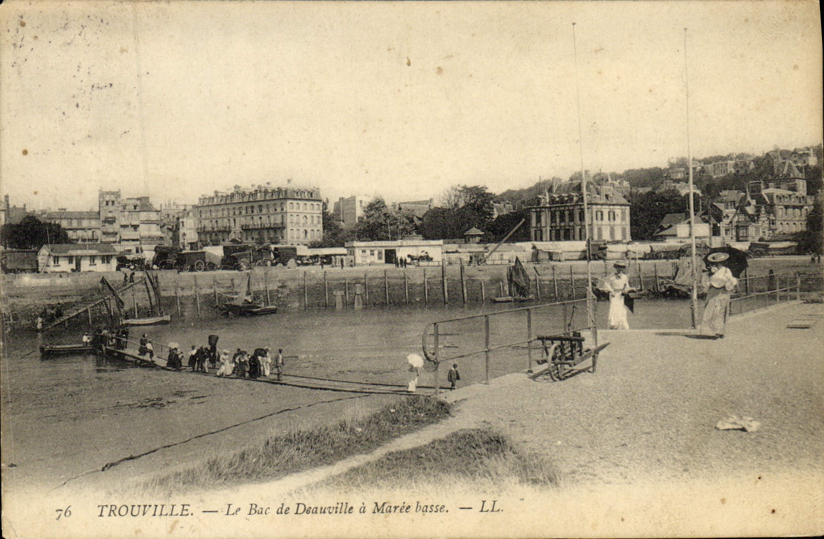 CPA Trouville Le bac de deauville a maree basse