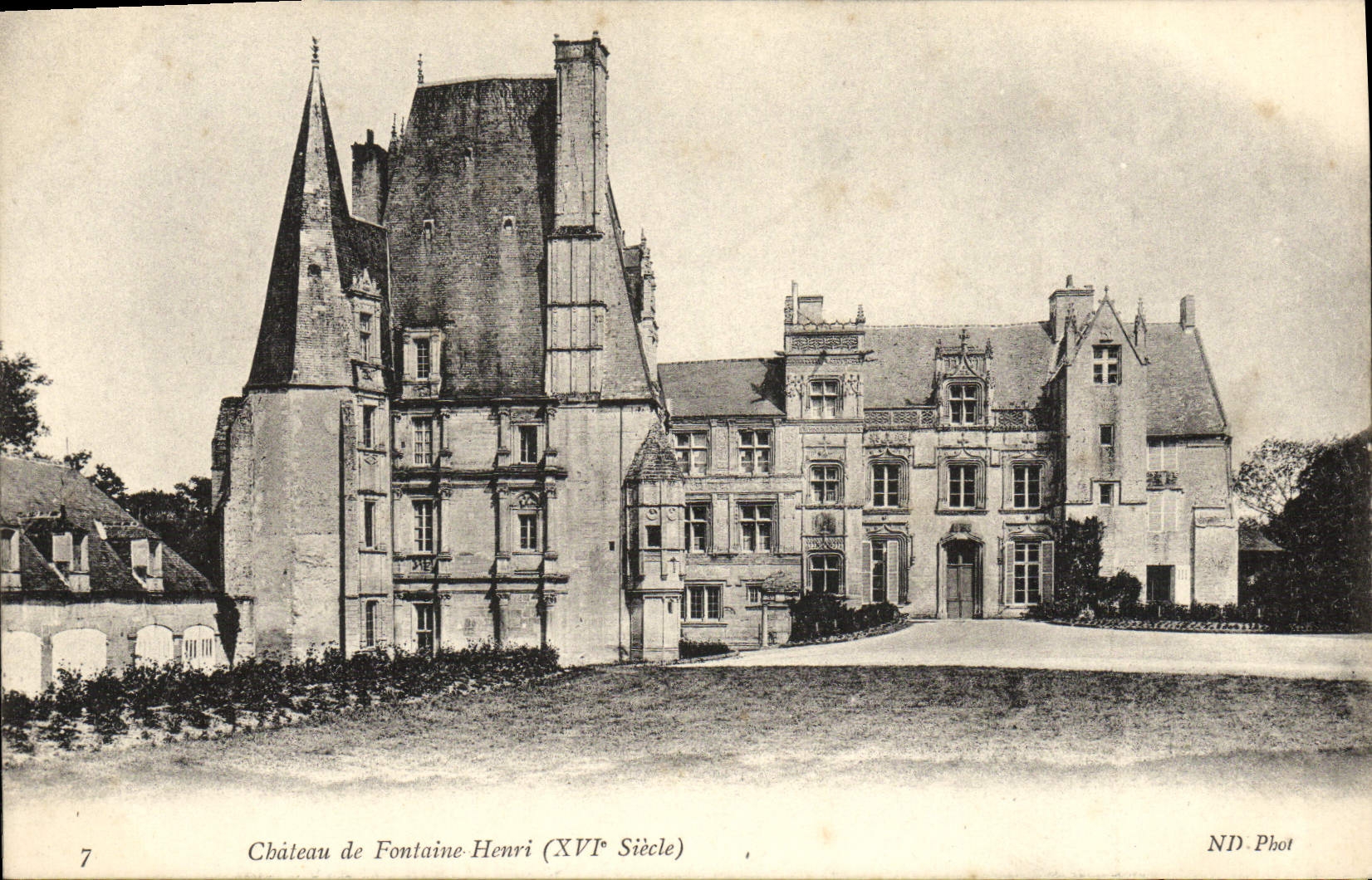 Château de Fontaine-Henri — XVIe siècle — ND Phot