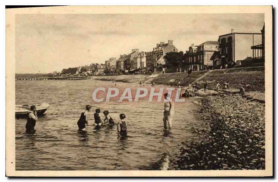 Grandcamp-les-Bains — plage animée — A. Drouin, Grandcamp-les-Bains