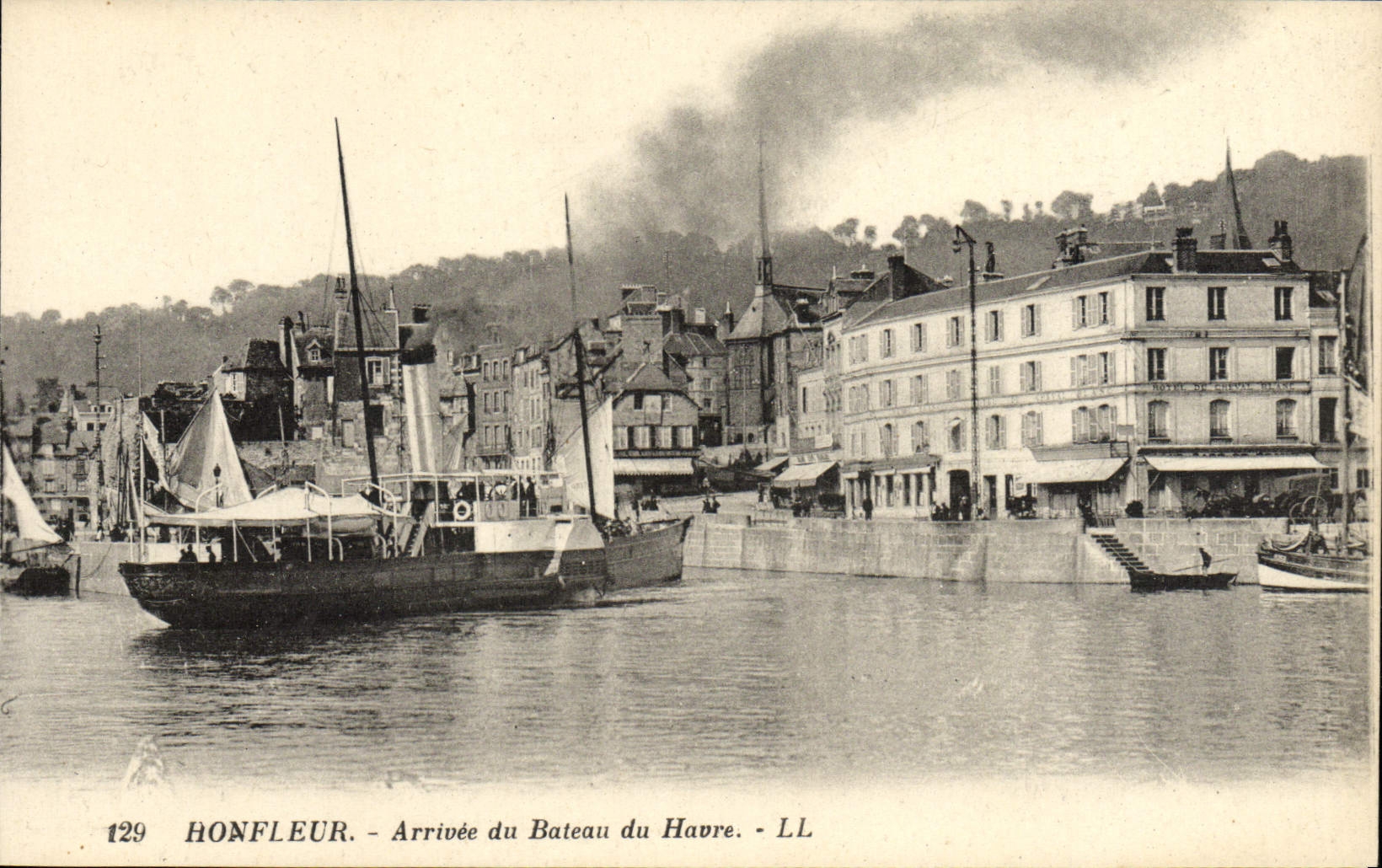 Honfleur — Arrivée du Bateau du Havre — LL