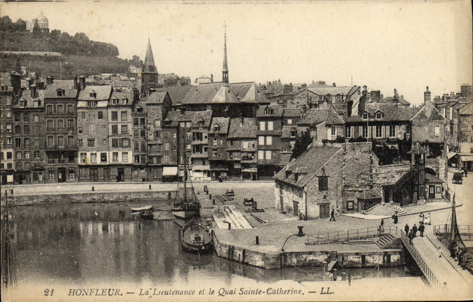 CPA Honfleur La Lieutenance et Quai Sainte Catherine