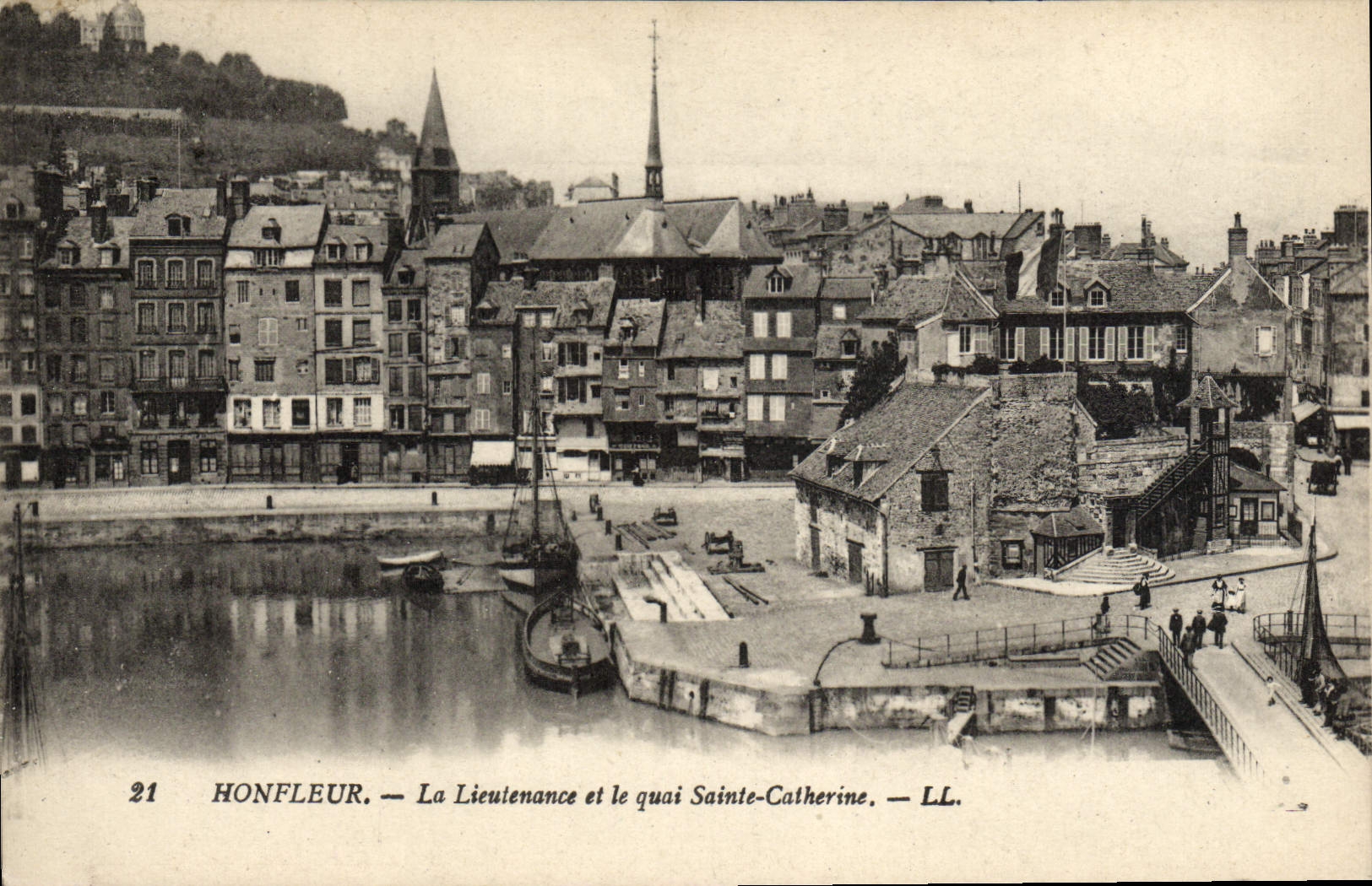 Honfleur — La Lieutenance et le quai Sainte-Catherine — LL. — N°21