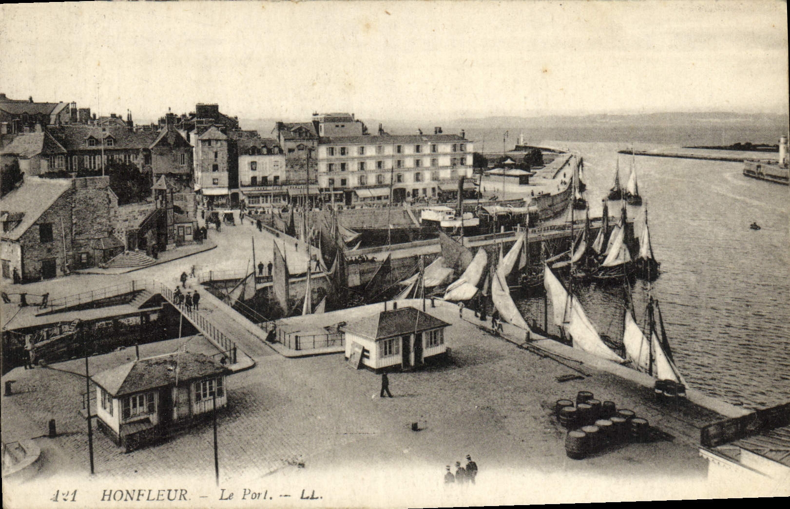 Honfleur — Le Port. — LL. — N° 421