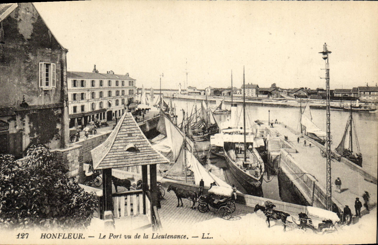 Honfleur — Le Port vu de la Lieutenante — LI.
