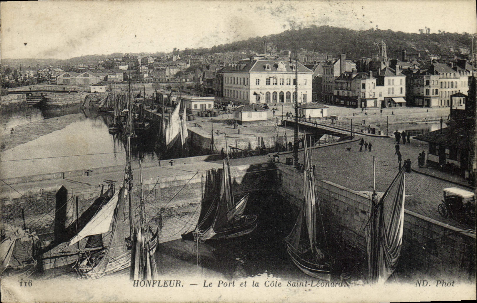 Honfleur — Le Port et la Côte Saint-Léonard — ND. Phot.