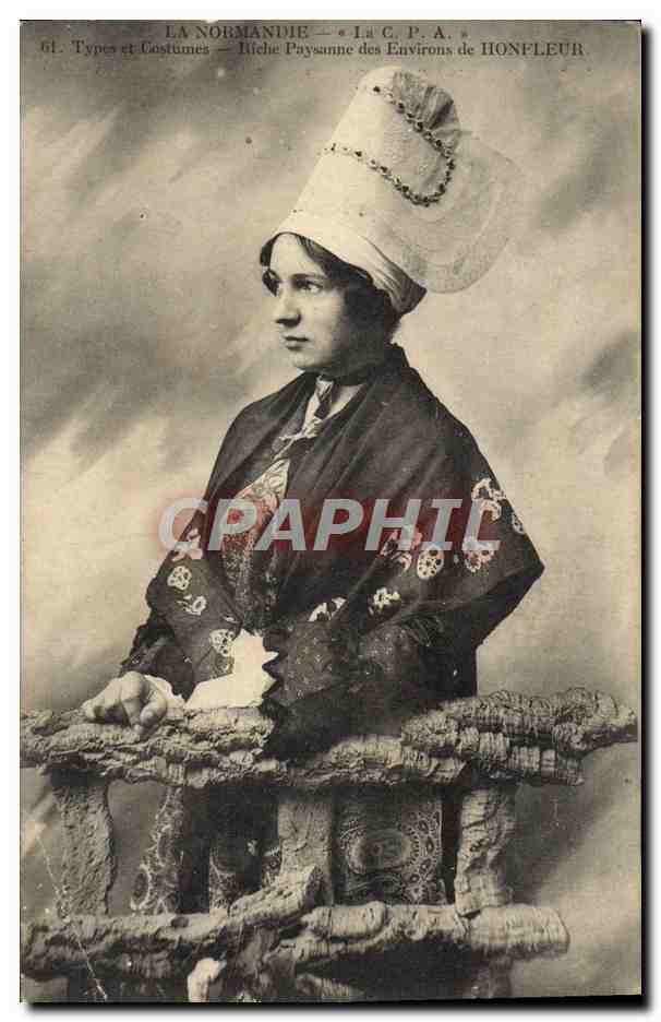 Femme normande — Paysanne des environs de Honfleur — La C.P.A. — n°61