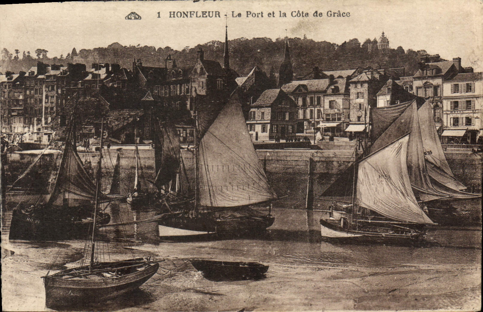 CPA Honfleur Le Port et la Cote de Grace Bateaux