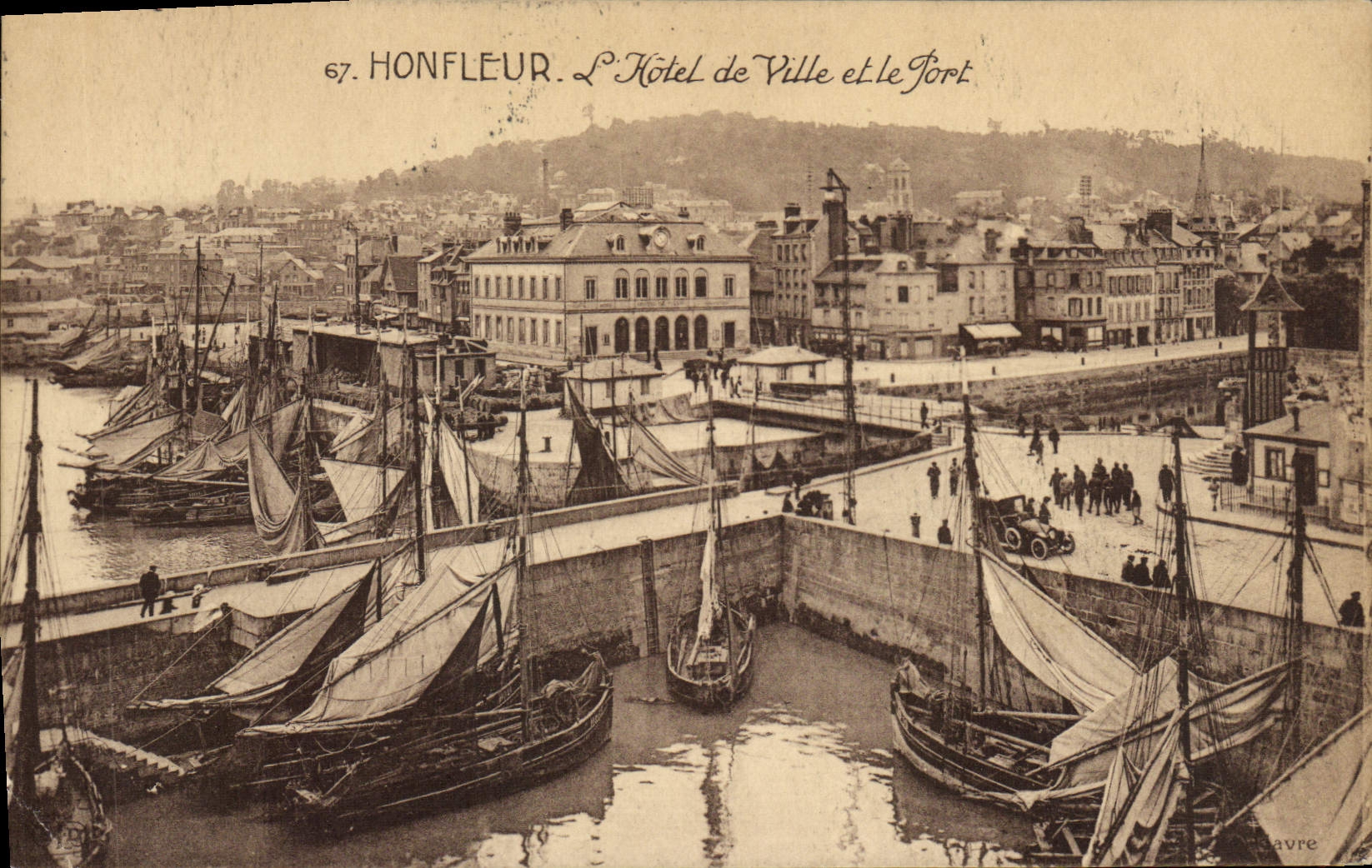 Honfleur. L'Hôtel de Ville et le Port — éditeur Havre, n° 67