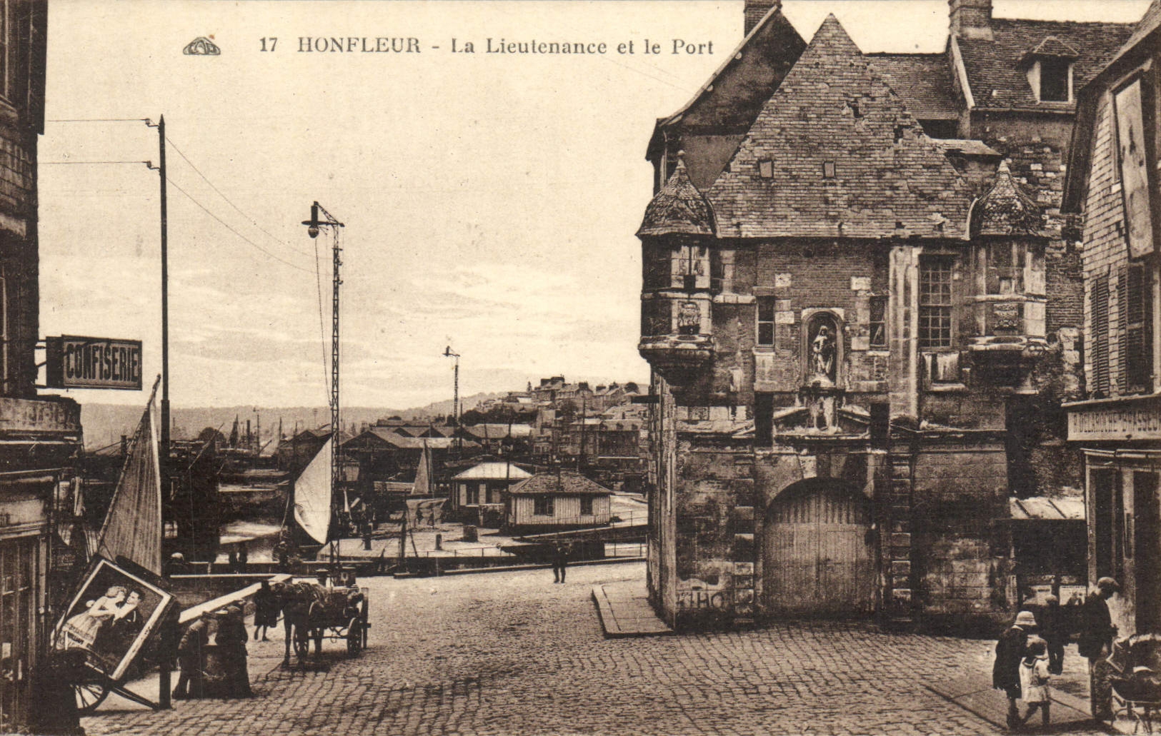 Honfleur - La Lieutenante et le Port — éditeur CPAPHIL, n° 17