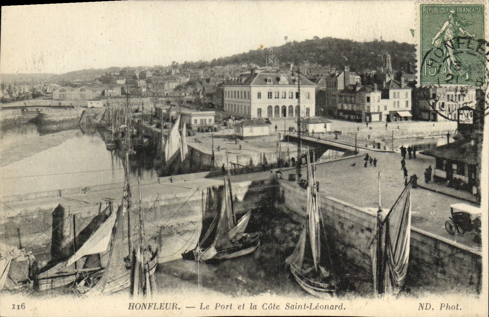 Honfleur — Le Port et la Côte Saint-Léonard — ND. Phot.