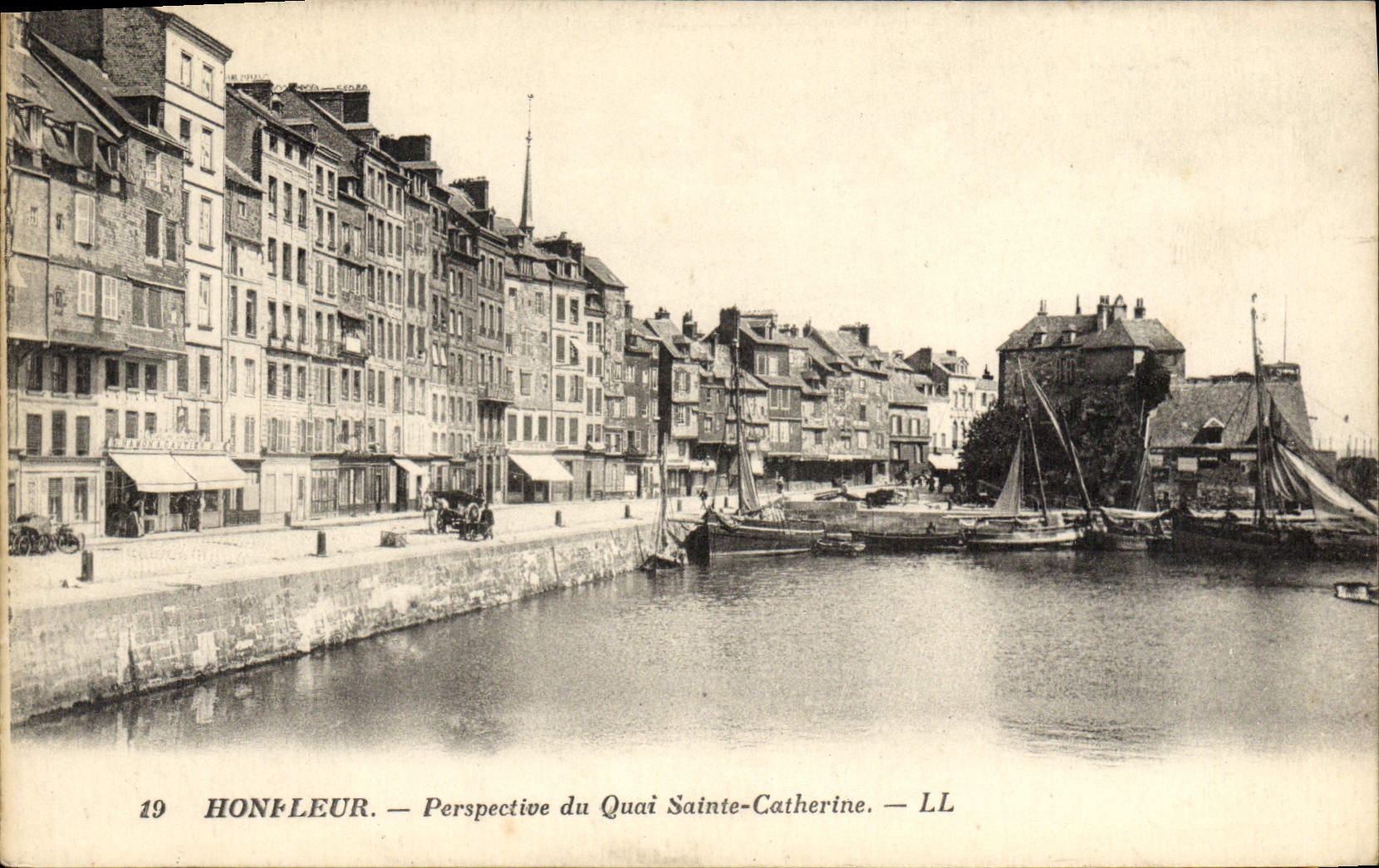 CPA Honfleur Prespective du Quai Sainte Catherine Bateaux