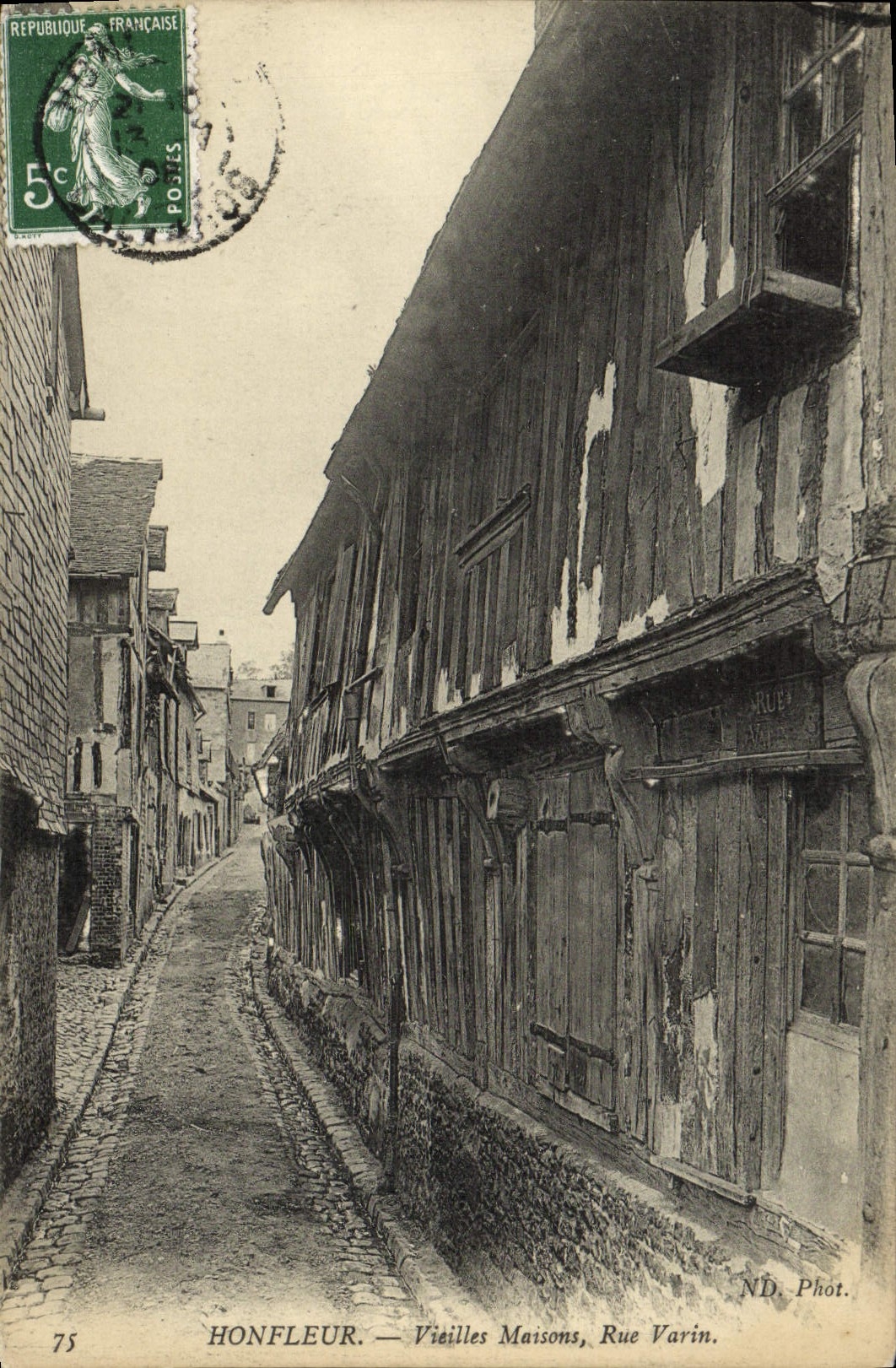 Honfleur — Vieilles Maisons, Rue Varin — ND. Phot.