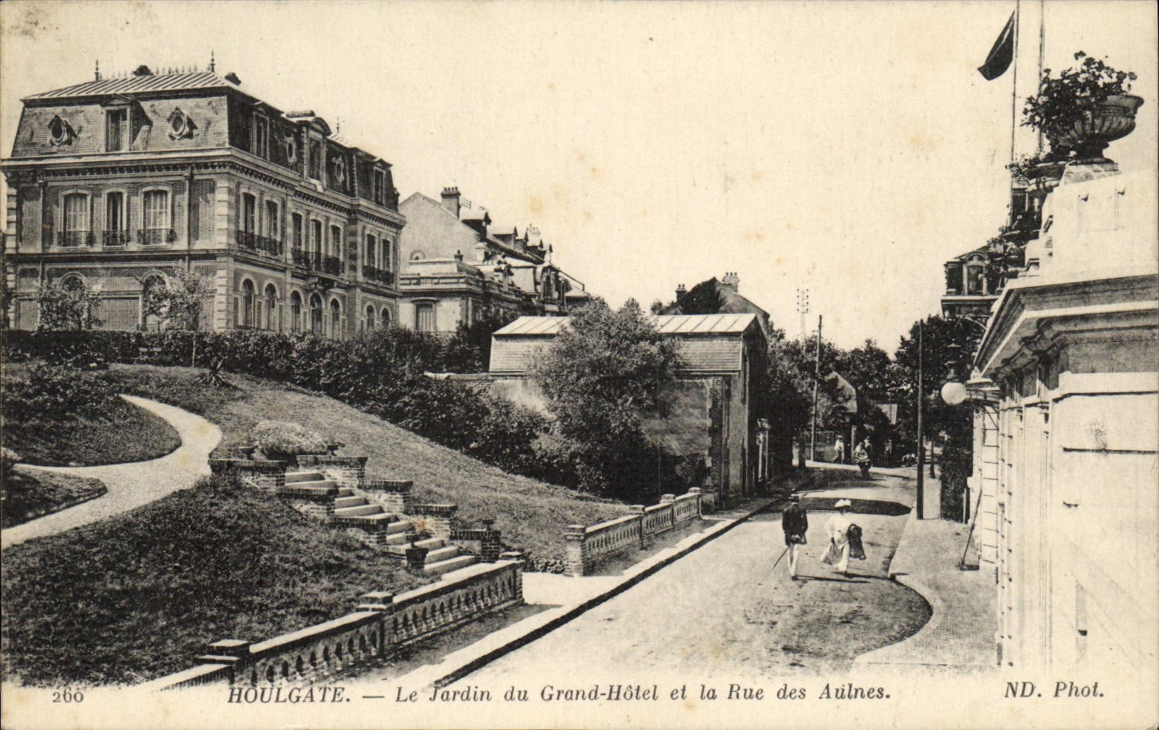 CPA Houlgate Le Jardin du Hotel et la Rue des Aulnes 